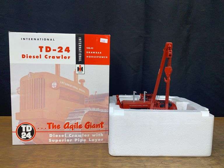 1/25 IH TD-24 Crawler w/Superior Pipe Layer NIB SC image