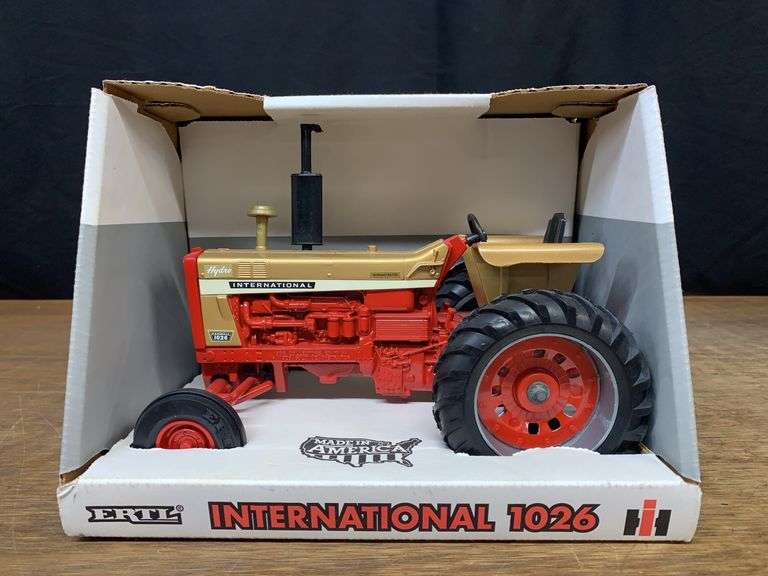 1/16 IH 1026 Gold Demonstrator NIB Ertl image