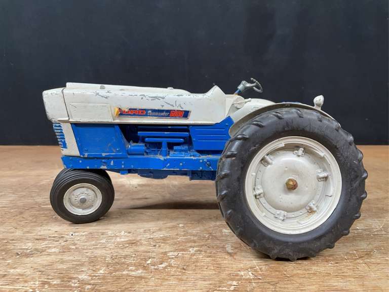 1/12 Ford Commander 6000 Hubley image
