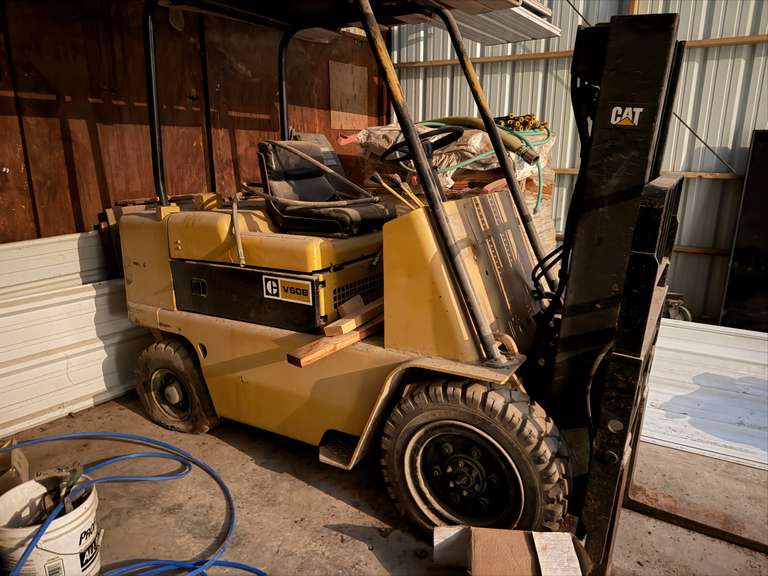 Cat 8,000 Lb Fork Lift image