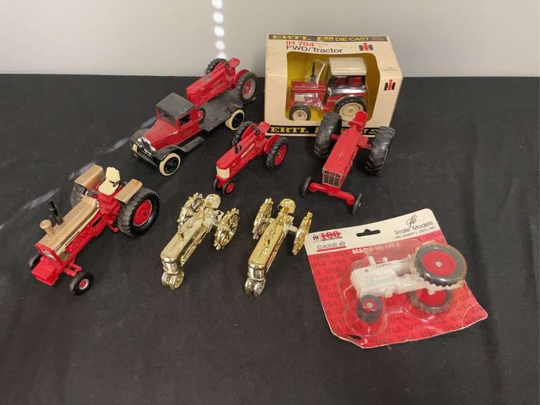 (8) 1/32 IH Tractors + Truck image
