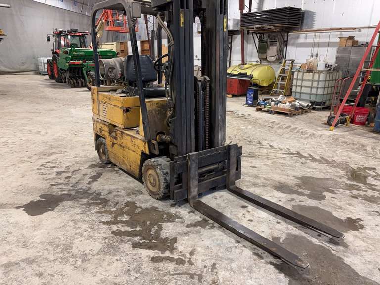 Cat 6000 Lb Fork Lift image