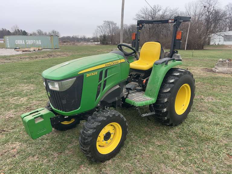 John Deere 3032E image