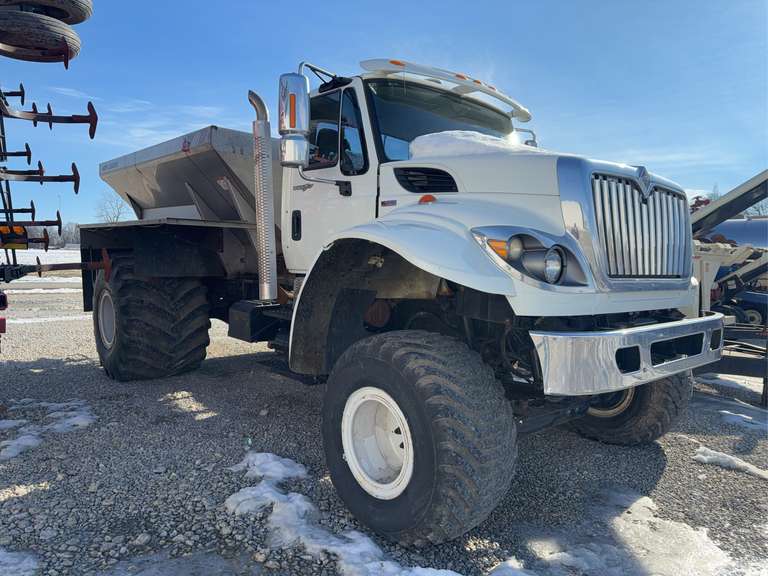 2012 IH Max Force Dry Fertilizer Spreader image