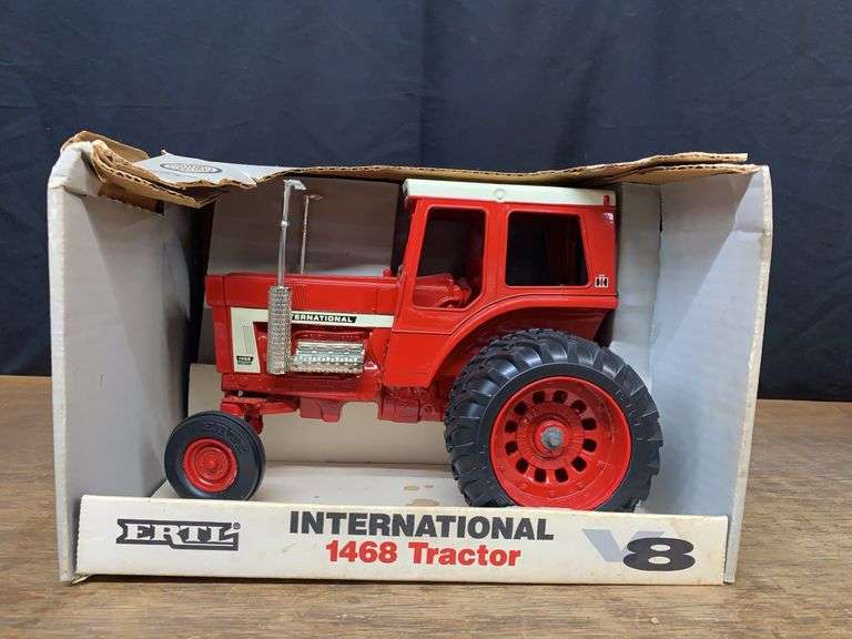 1/16 IH 1468 NIB Ertl image