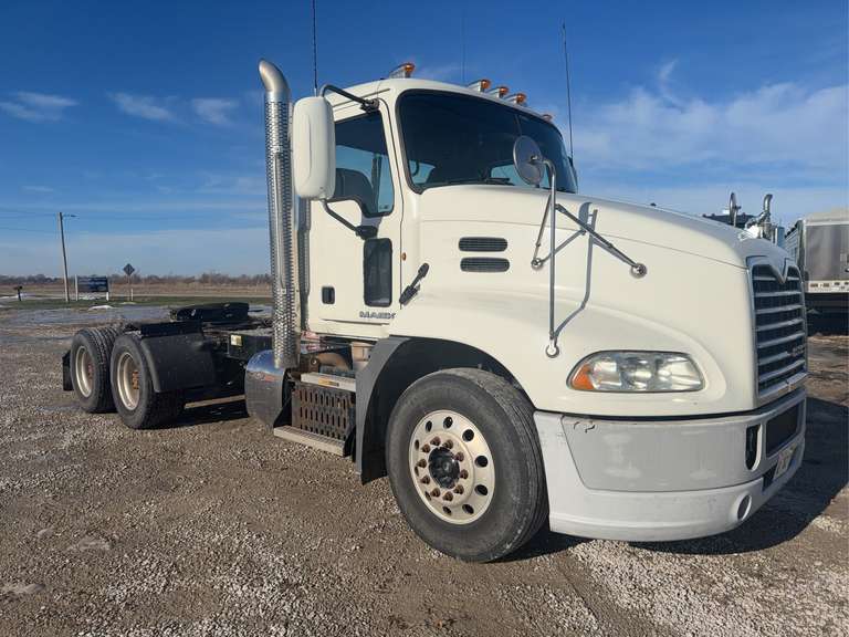 2012 Mack Semi image