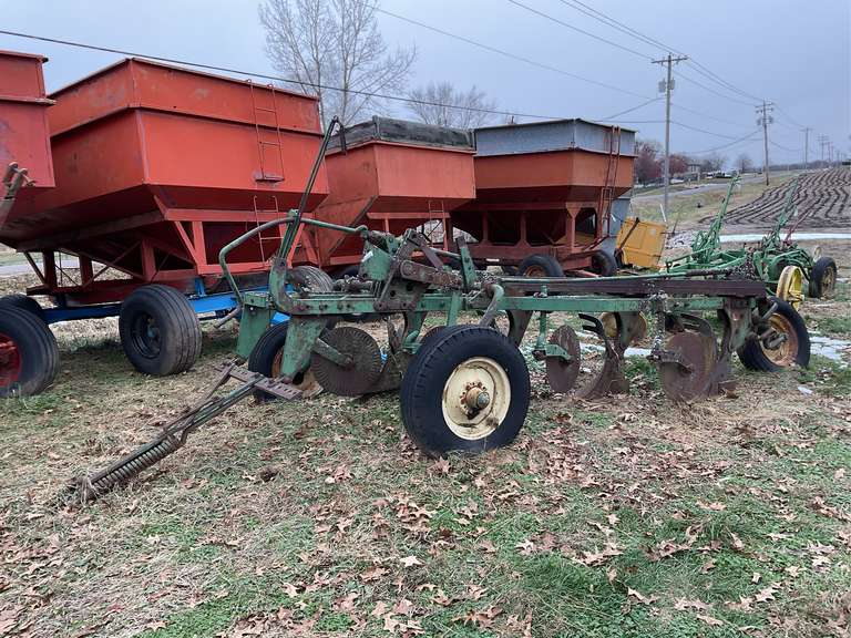 John Deere Pull-Tye 4 Bottom Plow on Rubber image