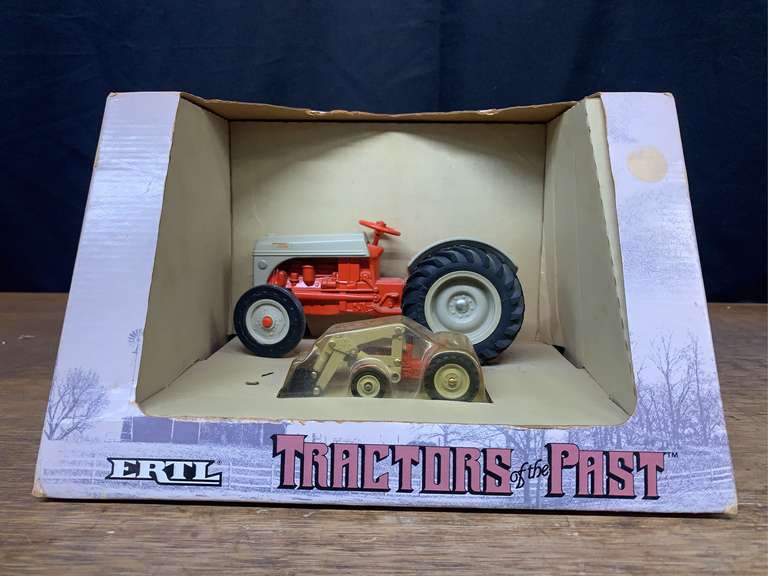 1/16 Ford 8N Tractors of the Past Set NIB Ertl image