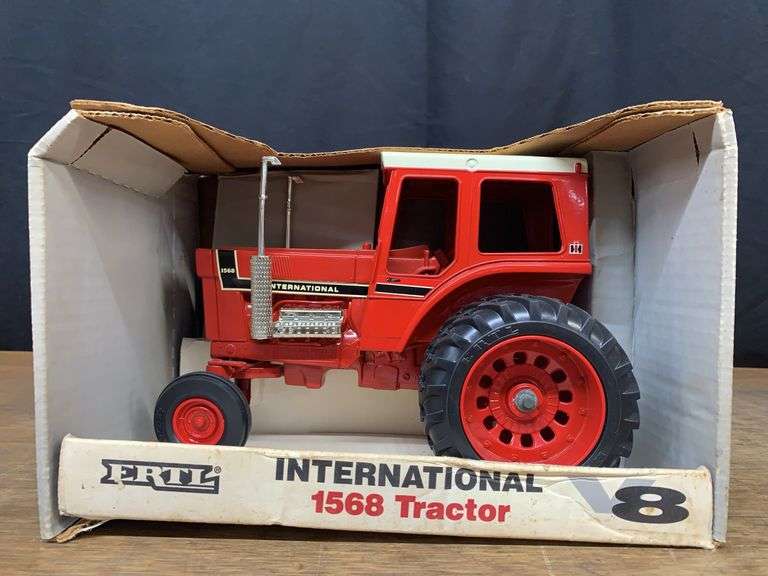 1/16 IH 1568 NIB Ertl image