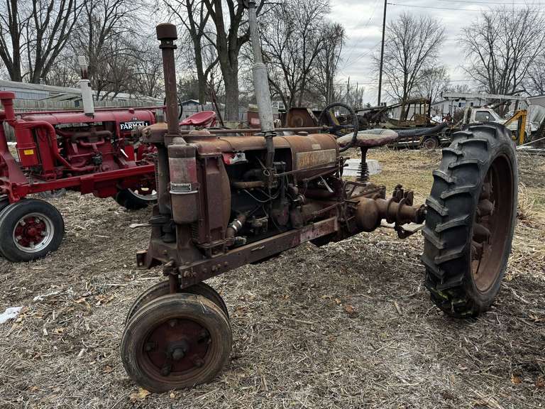 Farmall F-12 Narrow Front on Rubber image