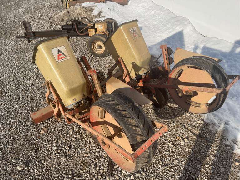 AC 2-Row 3-Pt Planter image