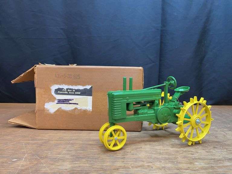 1/16 John Deere A NIB SM image