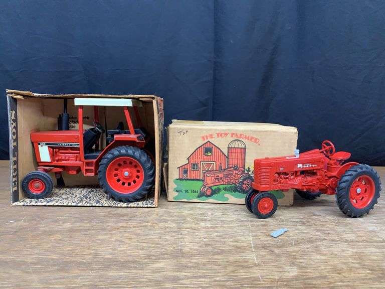 (2) 1/16 IH 886 + Farmall 300 Ertl image