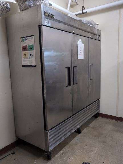 3 door True Refrigerator on rollers - T-72 image