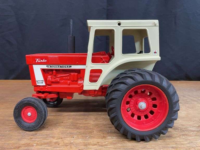 1/16 IH 1466 Ertl image