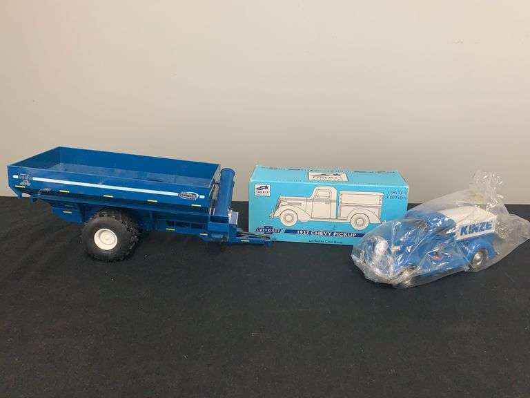 (2) 1/32 Kinze Grain Cart + 1/25 Truck Bank image