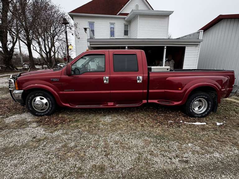 Ford F-350 XLT Super Duty Crew Cab Dually Pickup image