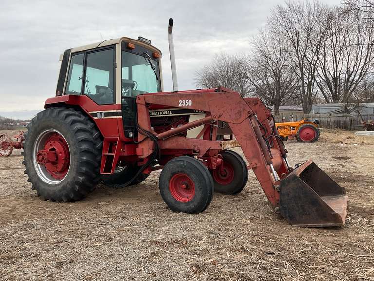 International Harvester 1086 Wide Front W/ 2350 Loader image