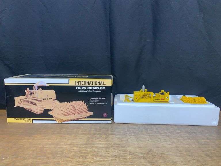 1/25 IH TD-25 Crawler w/Sheep's Foot Roller NIB 1st Gear image