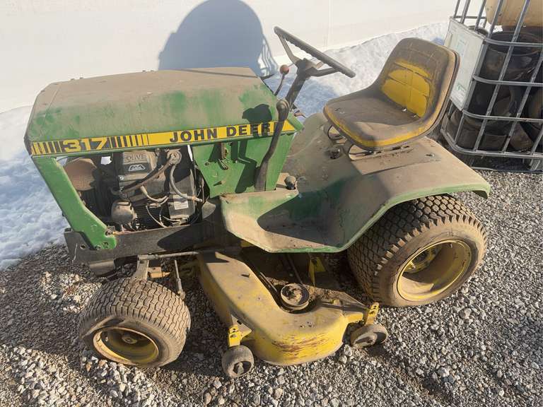 JD 317 Lawn Tractor image