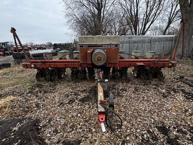 International Harvester 800 Cyclo Air 8-row Planter image
