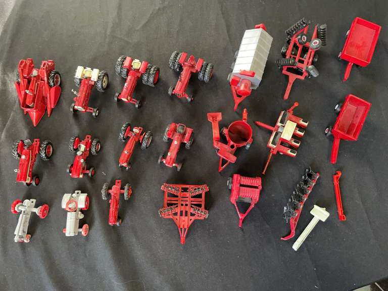 1/64 IH Tractors + Implements image