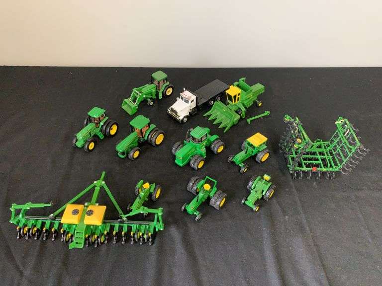 (12) 1/64 John Deere Ertl image