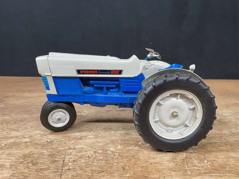 1/12 Ford Commander 6000 Hubley image