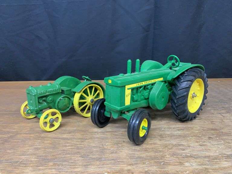(2) 1/16 John Deere D + 820 Ertl image