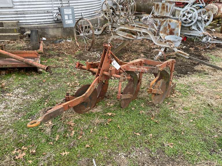 Allis Chalmers 3-Bottom Mounted Plow image