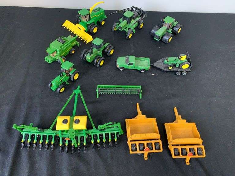 (10) 1/64 John Deere Ertl image