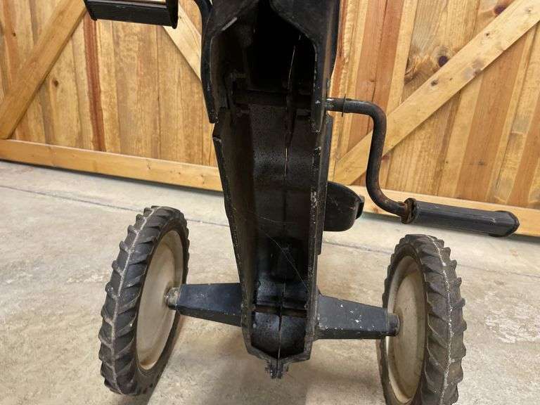 AC 7045 Pedal Tractor Ertl