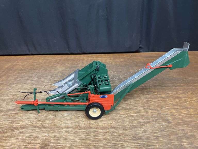 1/16 New Idea Corn Picker SC