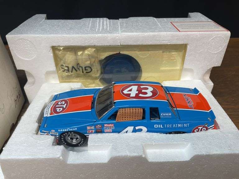 1/24 Richard Petty's 200th Win Race Car NIB Franklin Mint