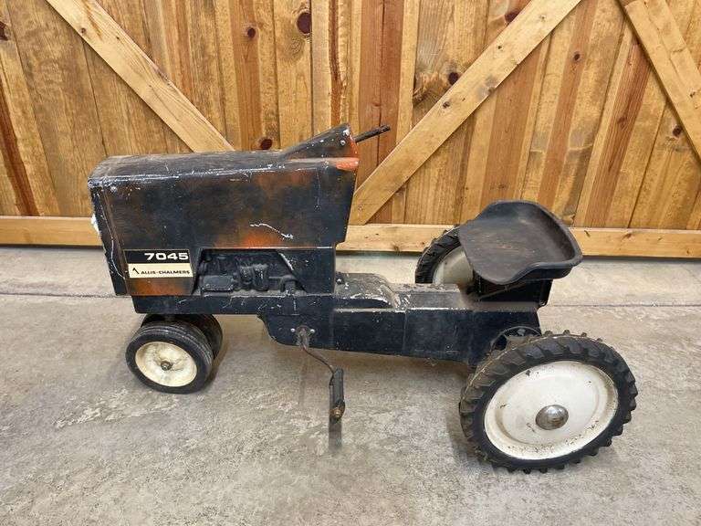 AC 7045 Pedal Tractor Ertl