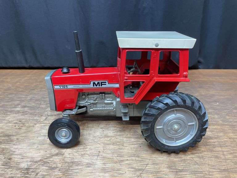 1/16 Massey Ferguson 1105 Ertl