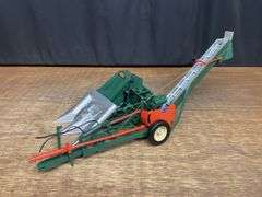 1/16 New Idea Corn Picker SC