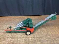 1/16 New Idea Corn Picker SC