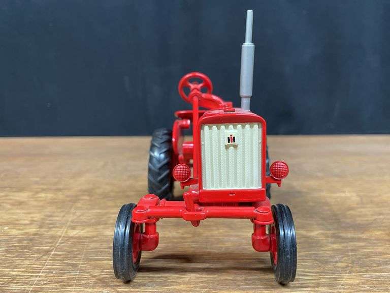 (2) 1/16 IH 140 + Farmall Cub Ertl