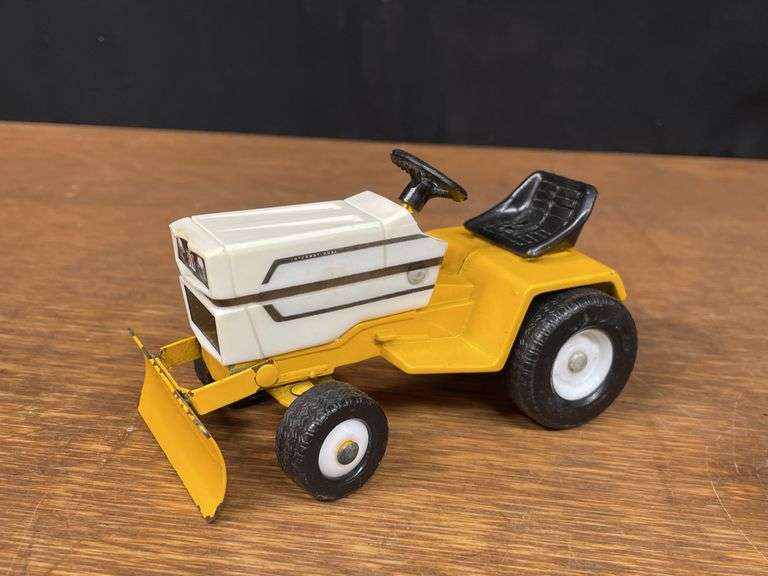 (5) 1/16 IH Cub Cadet L&G + Implements Ertl