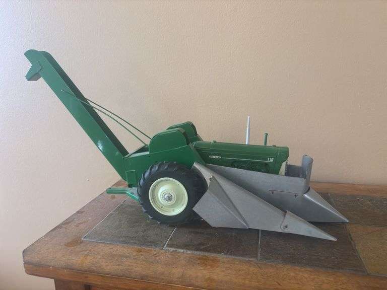 1/16 Oliver 770 w/Mounted Corn Picker Custom image