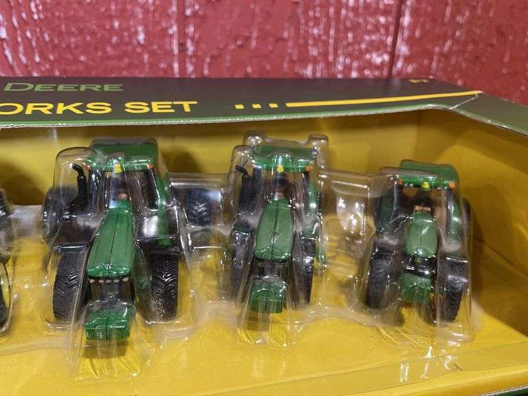 1/64 John Deere Waterloo Works Set NIB Ertl