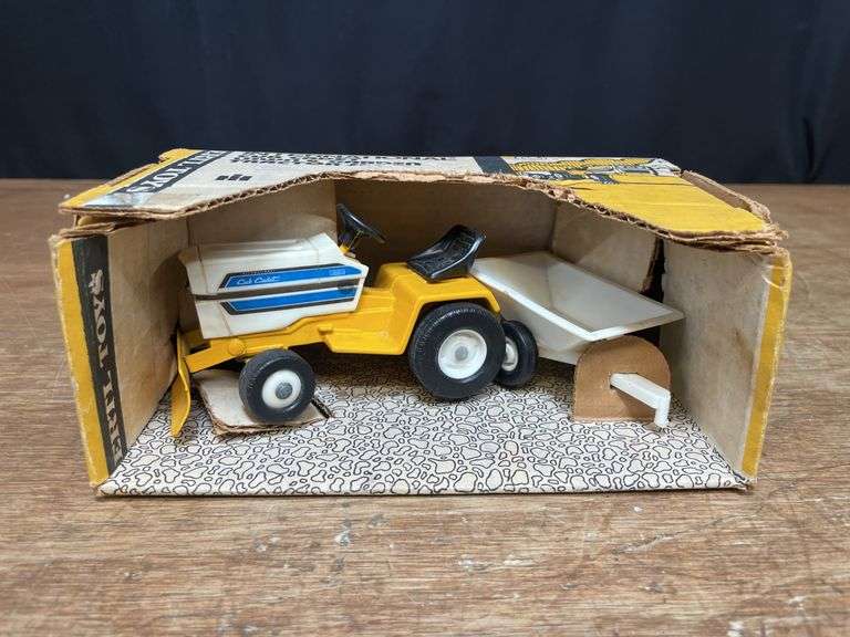 1/16 IH Cub Cadat 1650 L&G Set NIB Ertl
