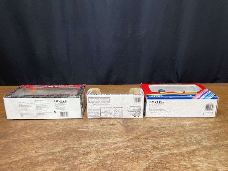 (4) 1/32 Case-IH Tractors + Spreaders Ertl