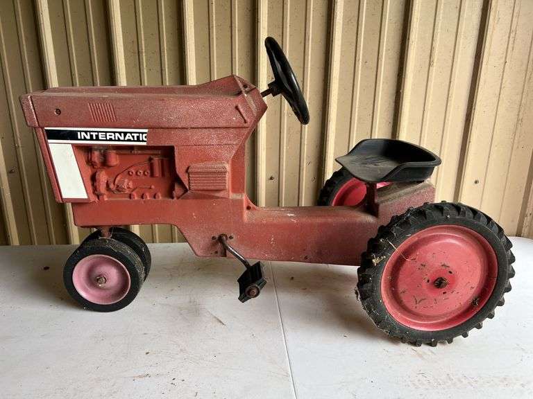 International Harvester 86 Series Pedal Tractor Ertl image