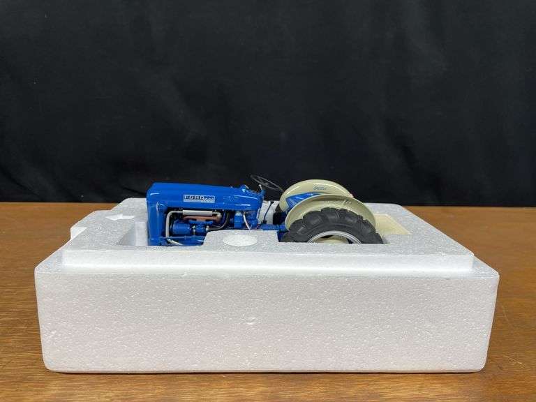 1/16 Ford 2000 NIB Danbury Mint