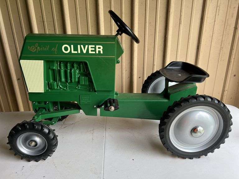 Spirit of Oliver Collector Pedal Tractor SM image