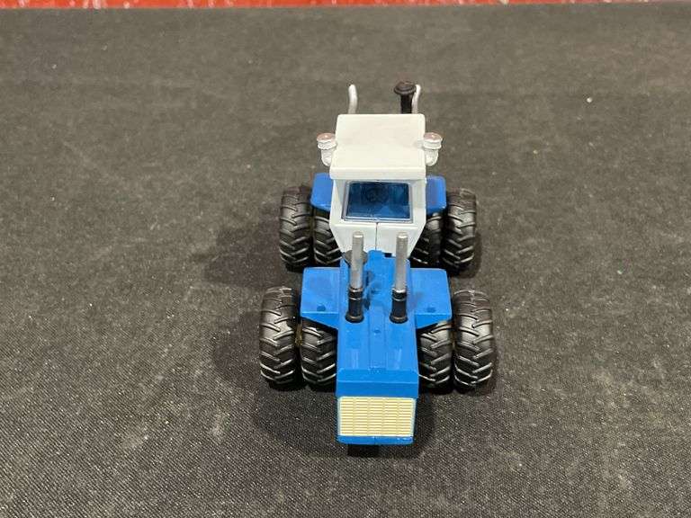 (2) 1/64 Kinze 640 Big Blue + 1305 Grain Cart SC