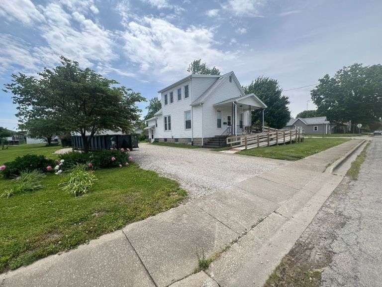 826 W England Taylorville, IL