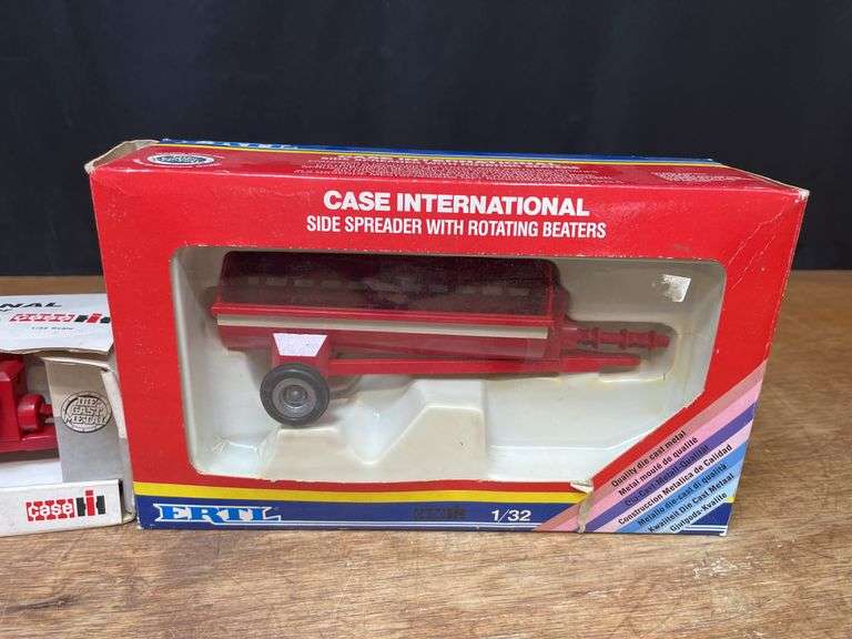 (4) 1/32 Case-IH Tractors + Spreaders Ertl